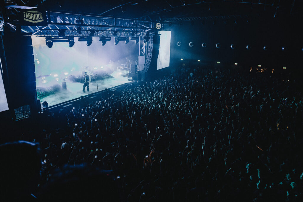 Panoramica del Fabrique durante il concerto di 22simba, con palco e pubblico.